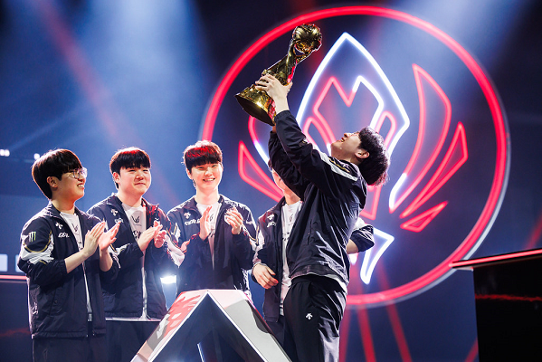 Gen.G players lift the MSI 2025 trophy after their 3–2 victory over T1, celebrating back-to-back championships on stage in Vancouver.